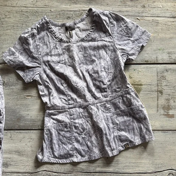 Jaanuu Gray Scrub Top and Pants Set animal print size small - Picture 2 of 4